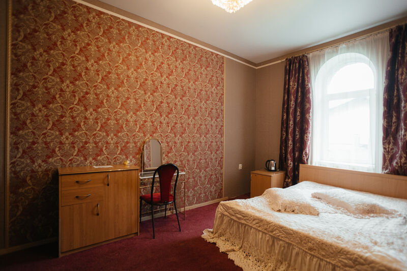 Полулюкс второй этаж (розовый) спальня