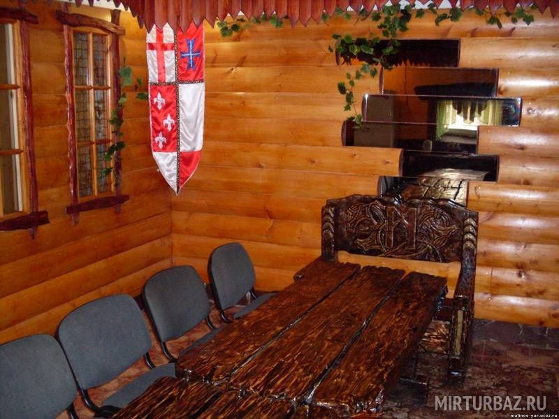 Ужин на резном столе