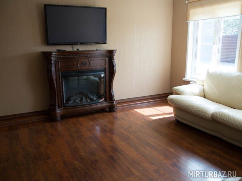 Гостинная с большим телевизором и камином