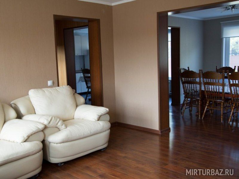 Гостинная с большим телевизором и камином