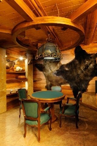 Атмосфера дома порадует и взбодрит заядлых охотников. | Глухариный дом, Вологодская область