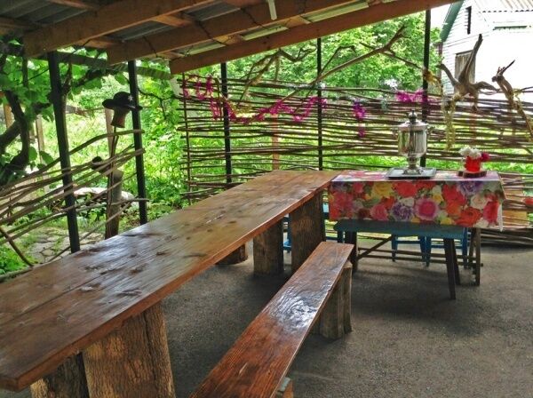 Пообедать можно во дворе под навесом за специальным столом. | Благополучие, Республика Адыгея