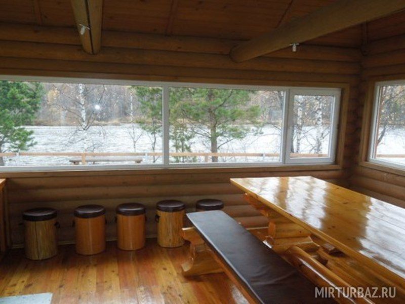 Стол в беседке