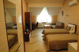 Первая категория с двумя отдельными кроватями и диваном, База отдыха Озёрная, Печорский район