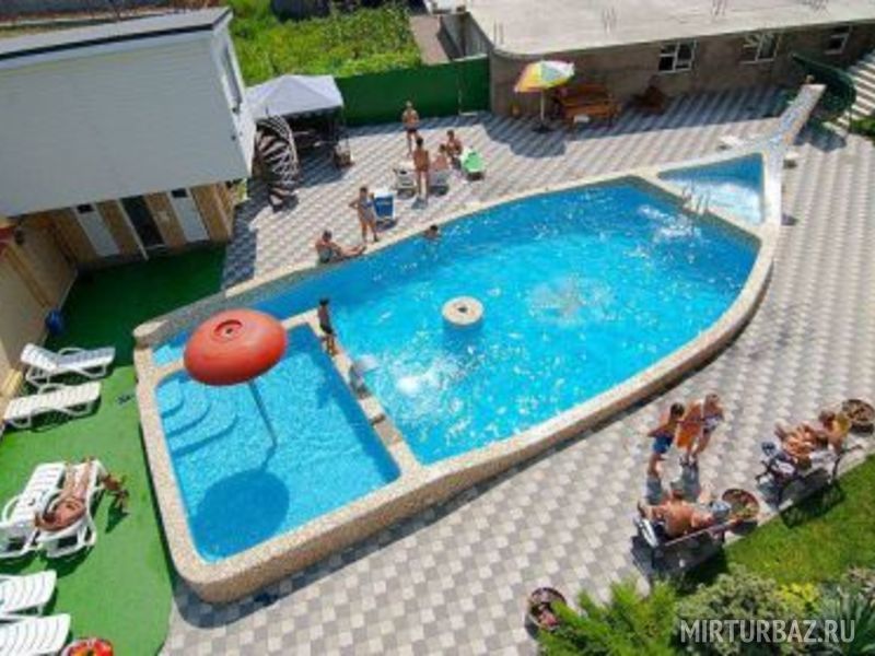 Бассейн со специальным детским оборудованием.