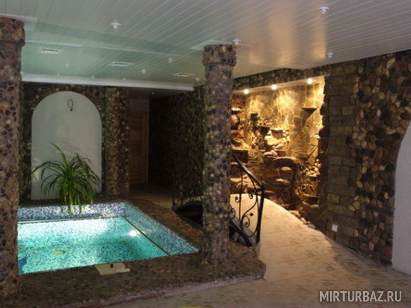 Возле бассейна