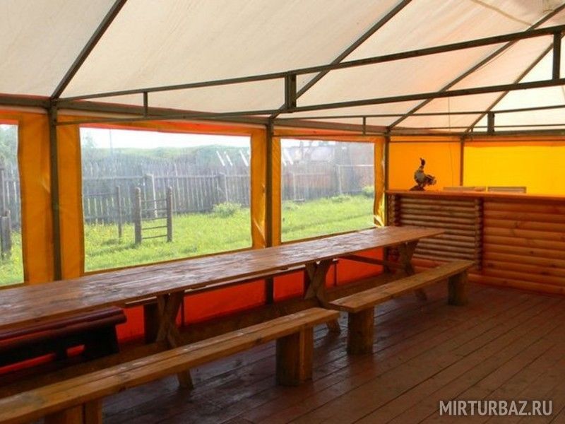 Вместительный стол