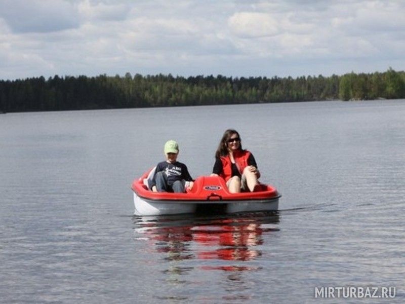 Катамаран на фоне озера