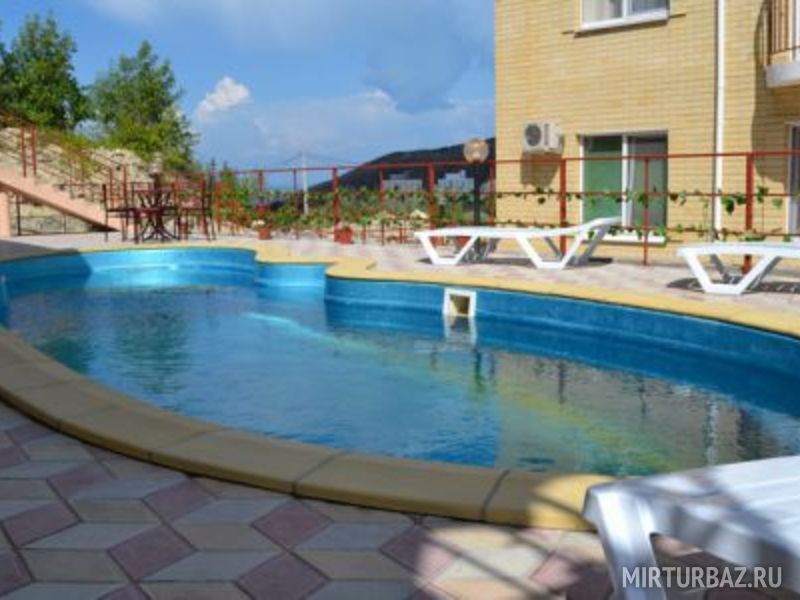 Освежающий бассейн в непосредственном доступе во дворе.