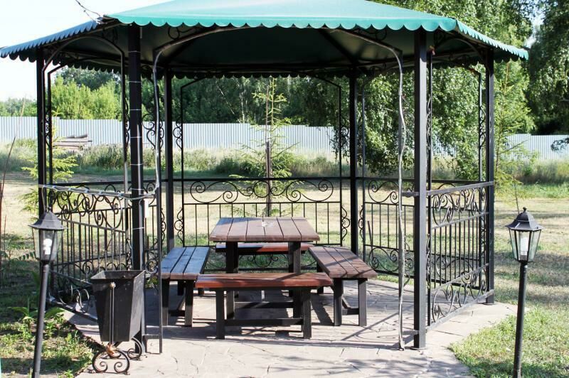 Беседка возле коттеджа без бани