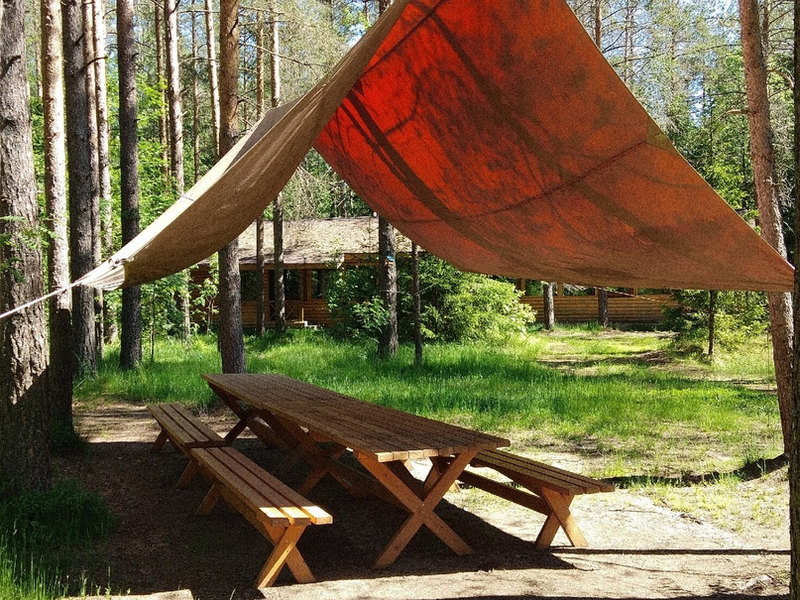 Тент в лесу