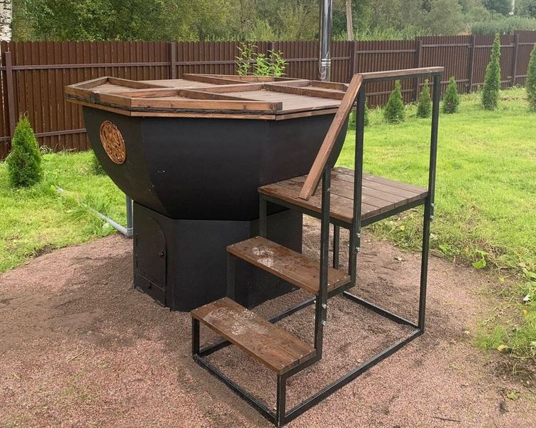 Банный чан на территории дома с террасой