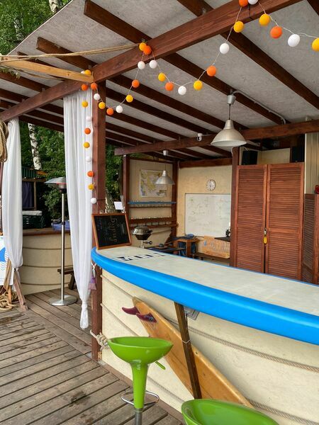 Беседка у воды в серфстиле