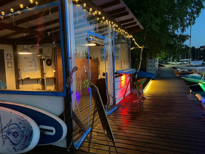 Беседка у воды в серфстиле