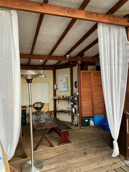 Беседка у воды в серфстиле