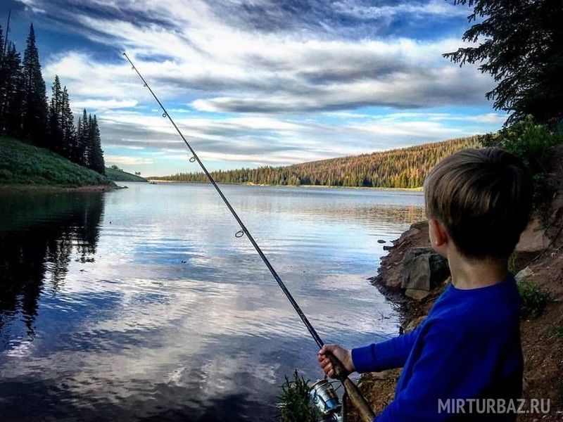 Мальчик ловит рыбу в Карелии